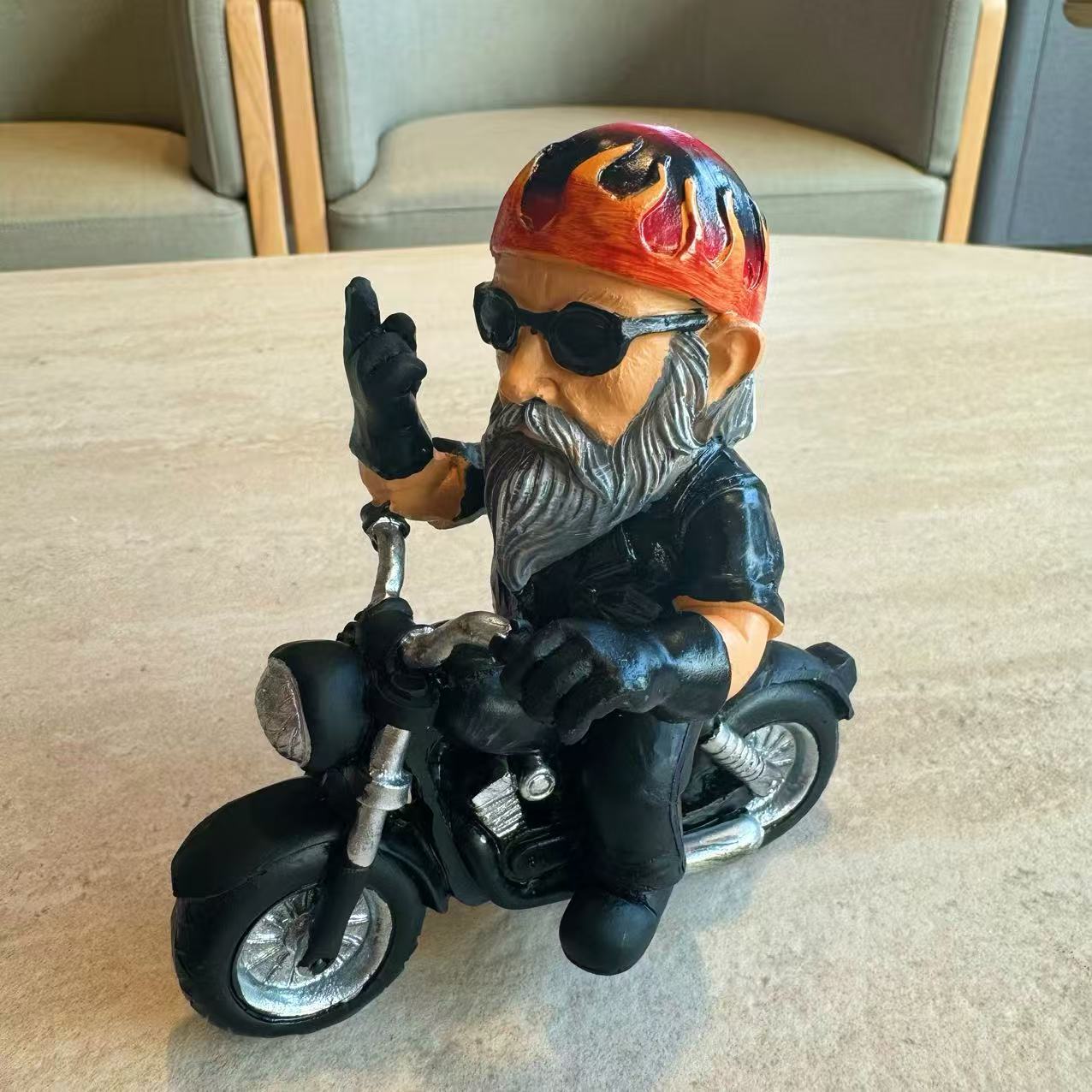 机车矮人竖中指雕像